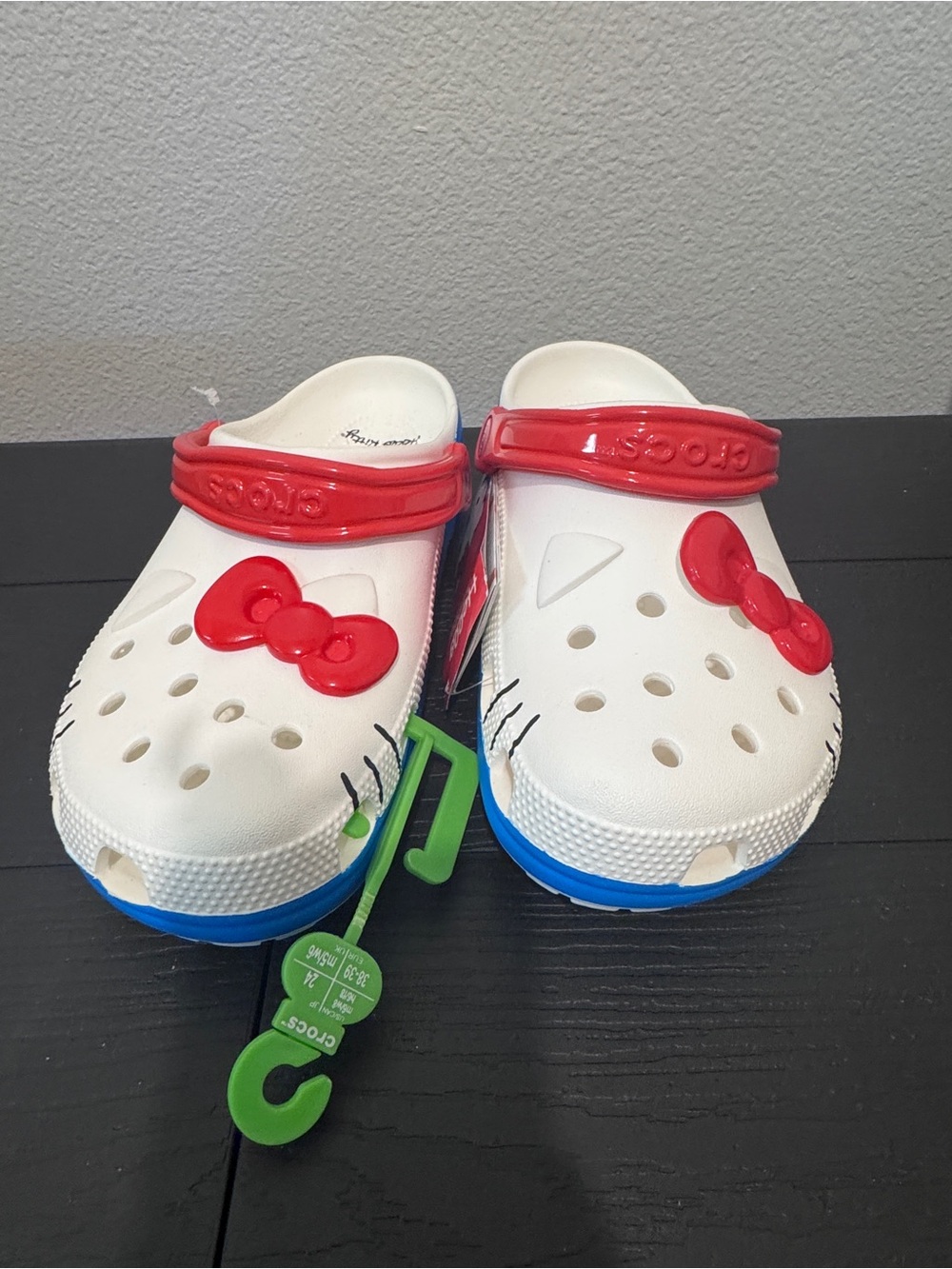 Hello kitty crocs - Picture 2 of 4